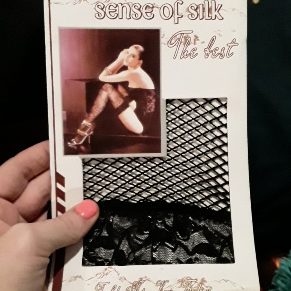Fishnet designed stockings - Picture 2 of 3